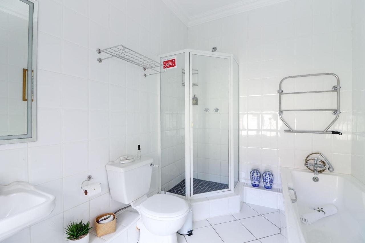 A Tuscan Villa Guest House Fish Hoek Ruang foto